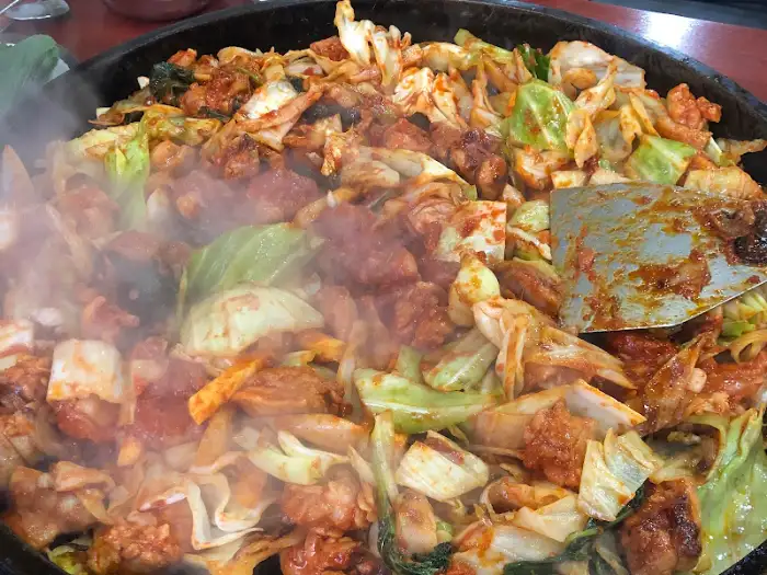 잘 볶아진 닭갈비 모습