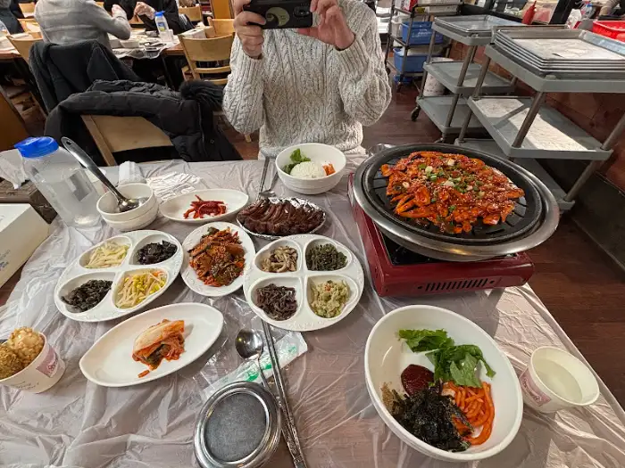 다양한 반찬과 비빔밥