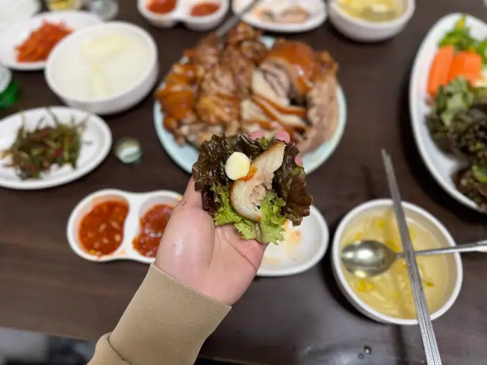 와글와글족발 족발 쌈 싸먹기