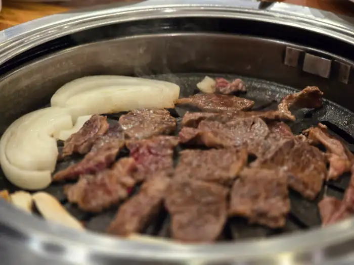 불판 위에서 익어가는 고기