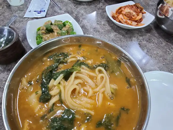 앞 접시에 담긴 어탕국수와 반찬