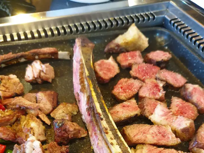 불판 위 양갈비와 우대갈비
