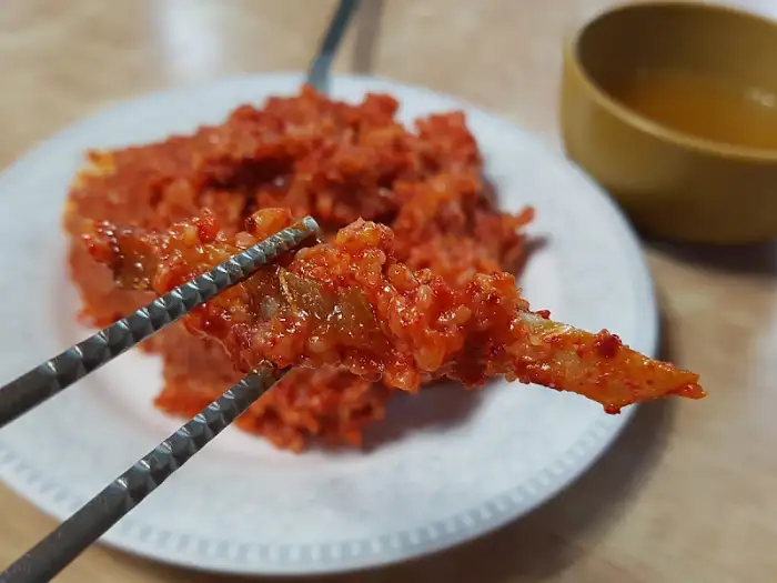 젓가락으로 집은 김치
