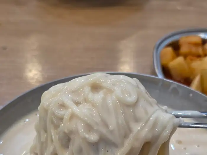 콩국수에 면을 건지는 사진