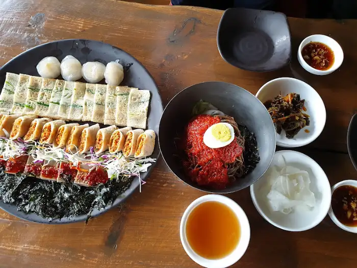비빔국수와 곁들임 찬