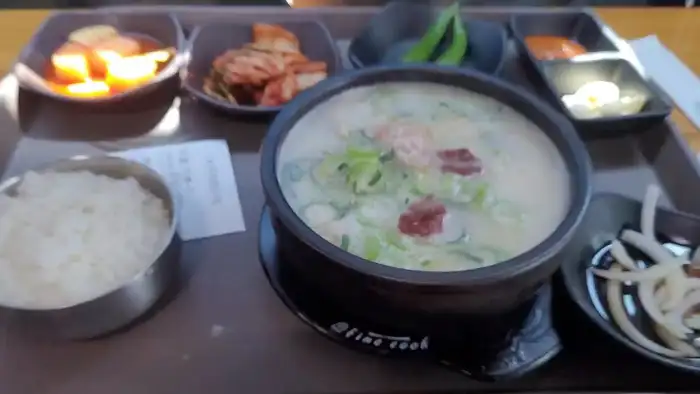 국밥과 밥, 반찬이 정갈하게 차려진 상차림