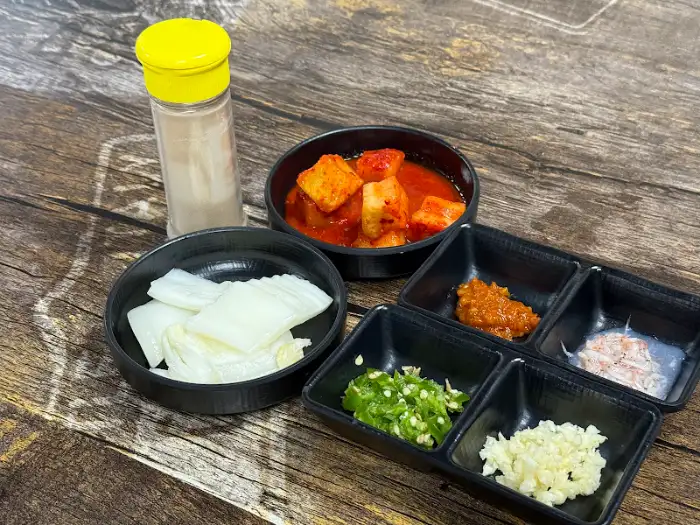 밑반찬과 양념 소스