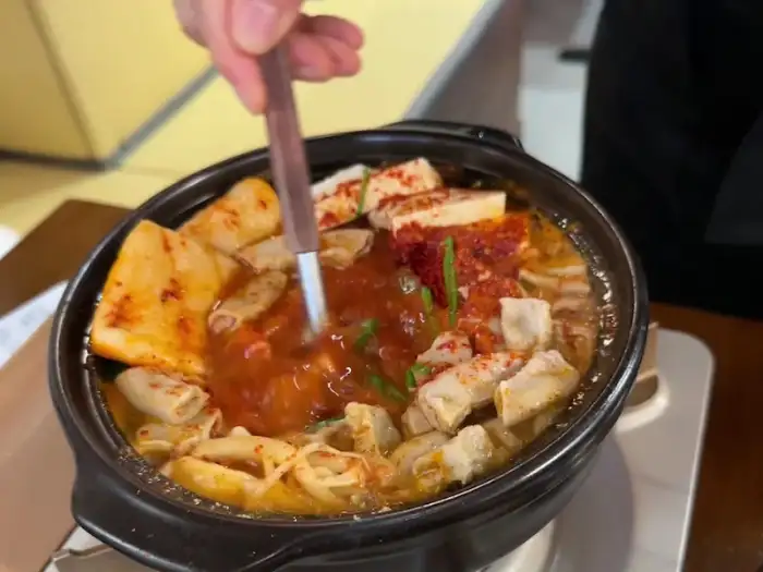 전골을 섞는 모습