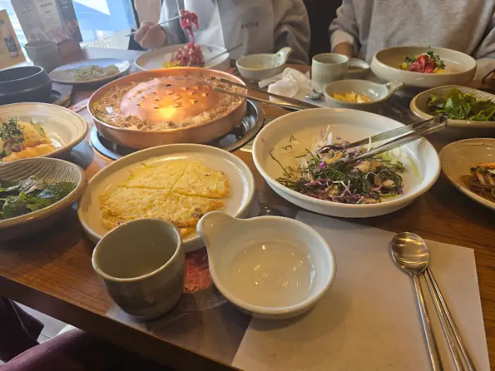불판과 곁들임 음식