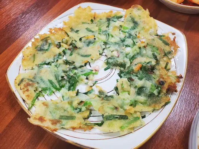 김치전으로 보이는 메뉴