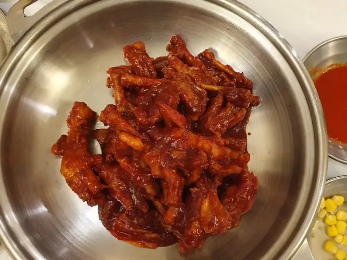 푸짐하게 담긴 닭발