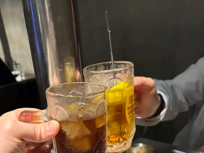 건배하는 잔