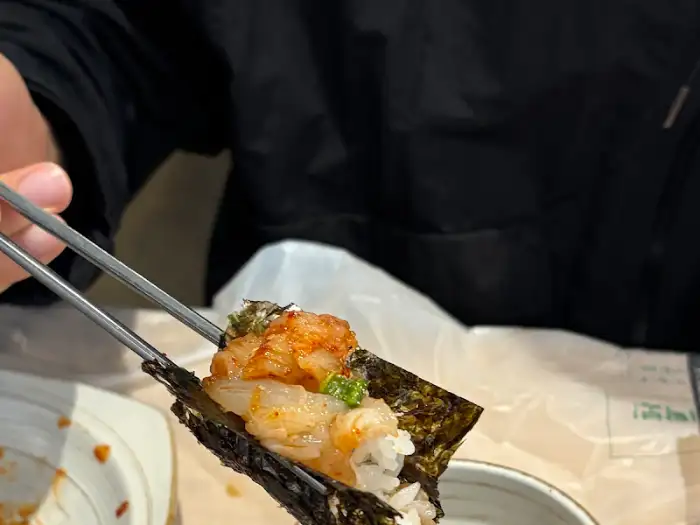 김 위에 밥과 게장 올려 먹는 모습
