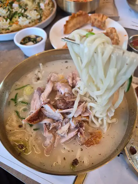 면발을 집어 올린 닭칼국수