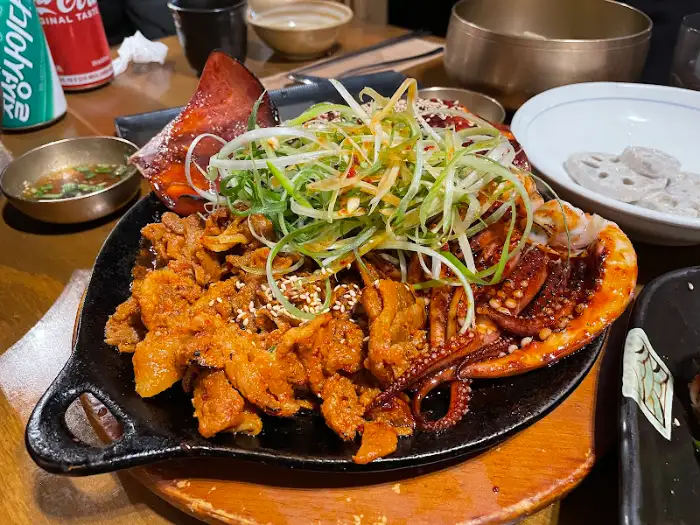 제육볶음과 통오징어 클로즈업