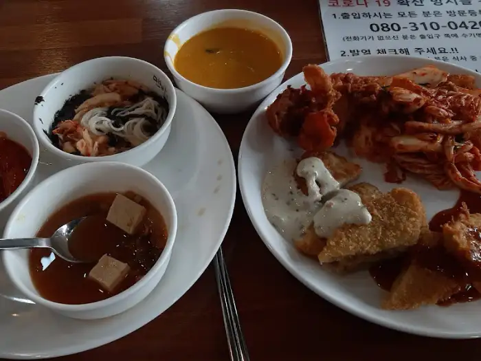 다양한 국물 요리와 튀김류