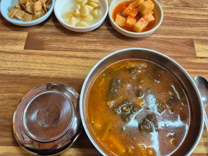 밑반찬 다양하게 담긴 모습