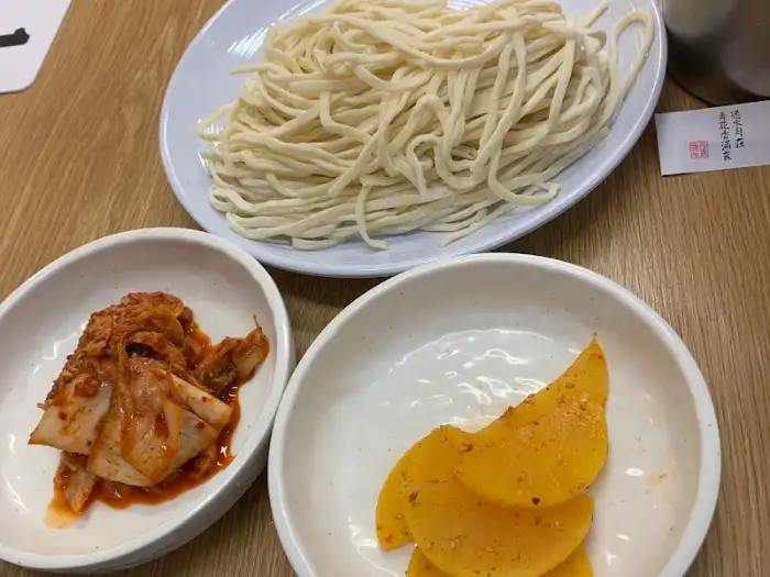 면과 김치, 단무지가 담긴 접시