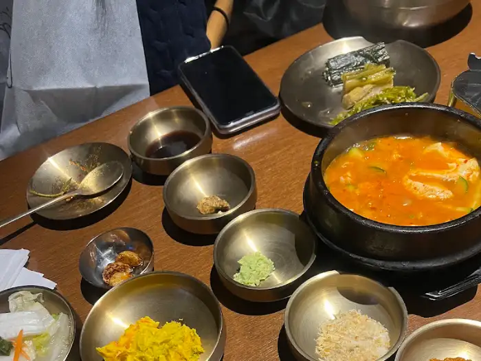 테이블에 차려진 다양한 음식들