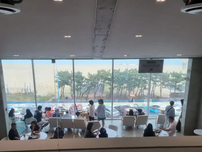 카페 내부와 바다를 함께 담은 모습