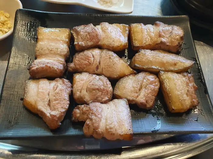 맛있게 구워진 삼겹살 덩어리