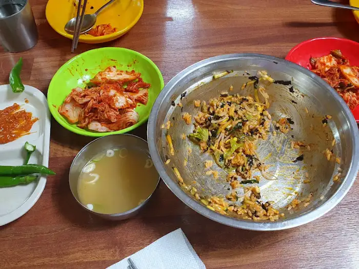 식사 후 남은 비빔밥 용기