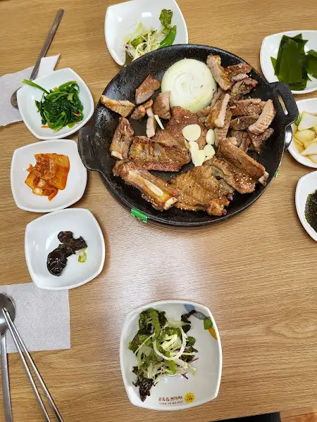 쌈과 함께 즐기는 갈비