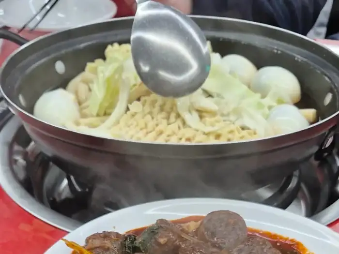 떡볶이 냄비와 플레이트 위 음식