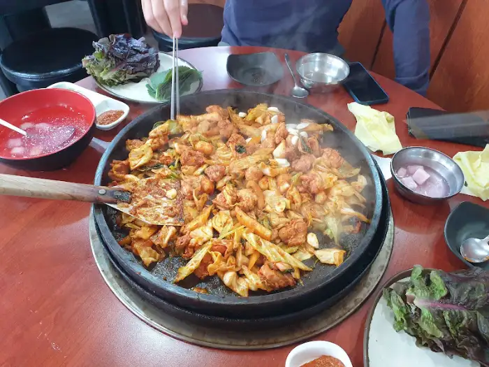 식사를 즐기는 모습