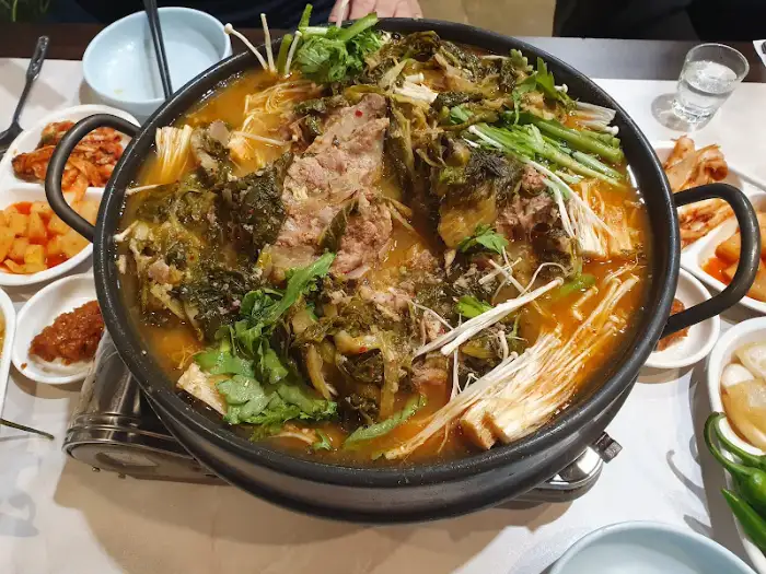 잘 익은 뼈다귀 전골의 고기