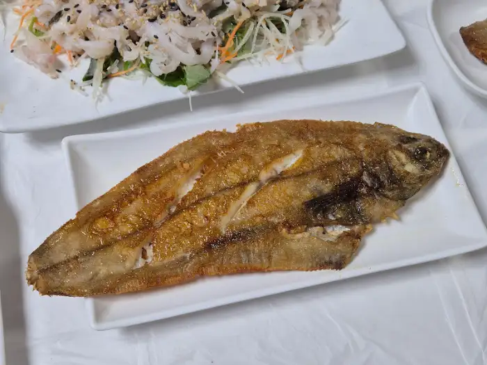 맛있게 구워진 생선 한 마리