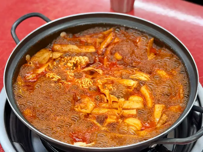 끓고 있는 떡볶이 냄비