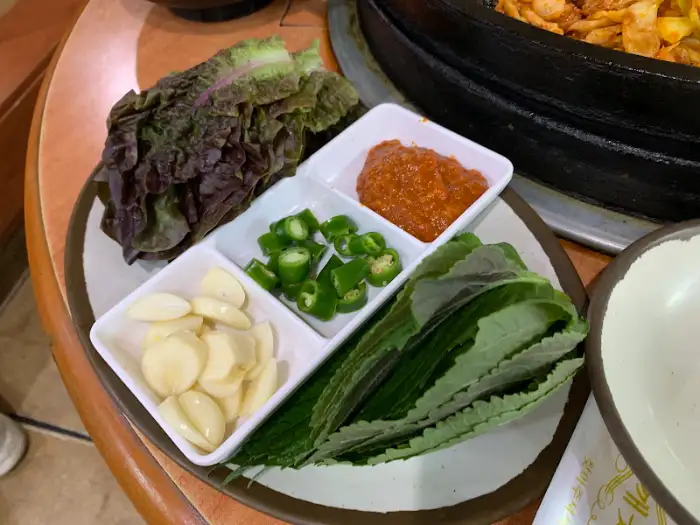 닭갈비와 곁들이는 신선한 쌈 채소와 마늘, 쌈장