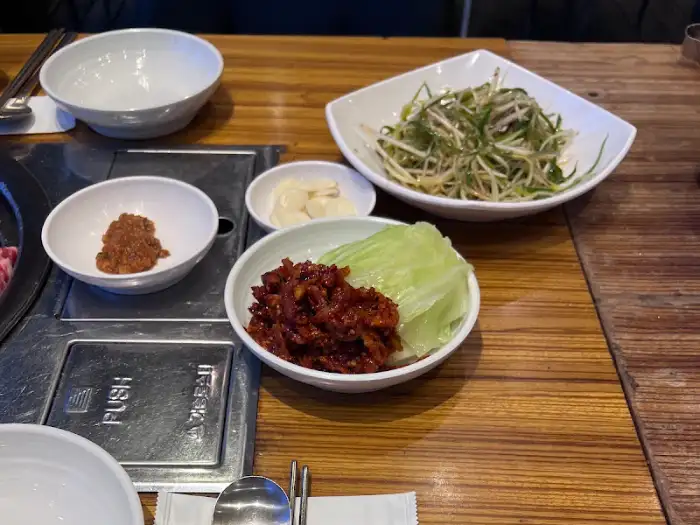 숯불 위에 올라간 생갈비