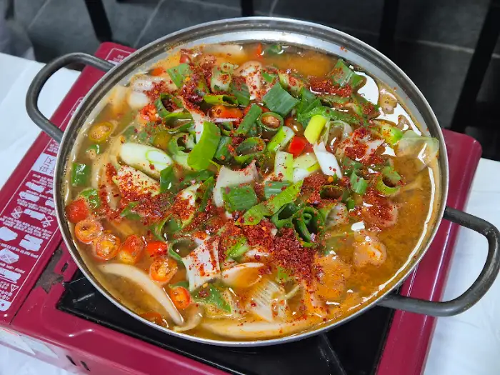 찌개 위에 푸짐하게 올려진 파와 고추