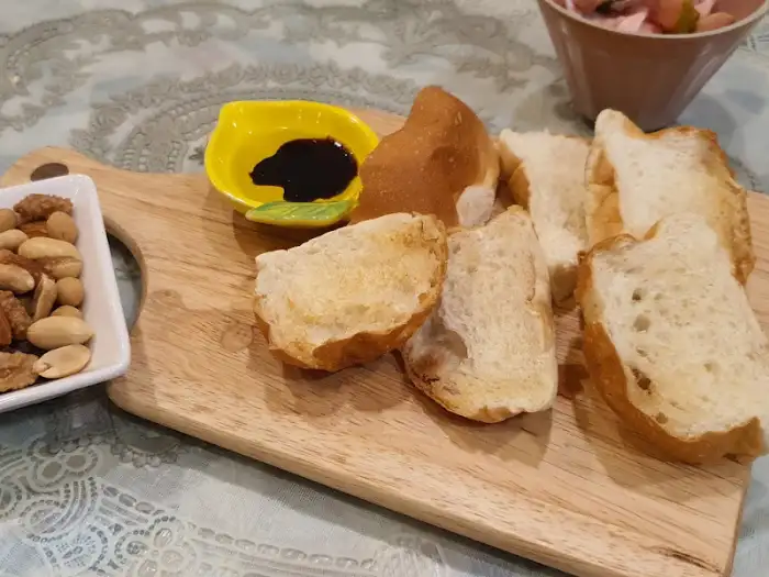 구운 빵과 소스, 견과류