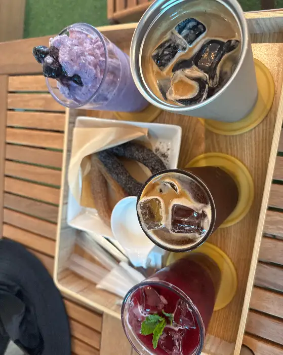 테이블 위에 놓인 여러 잔의 음료와 디저트