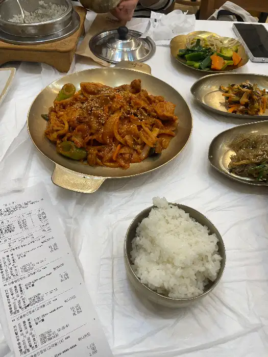 화덕에 노릇하게 구워진 생선구이