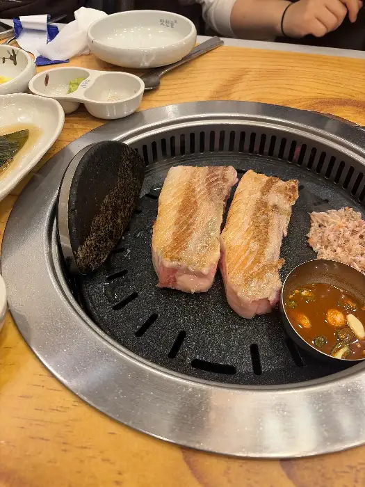 된장찌개와 밥이 준비되어 있다.