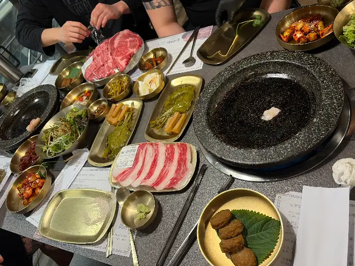 테이블에 차려진 다양한 음식들