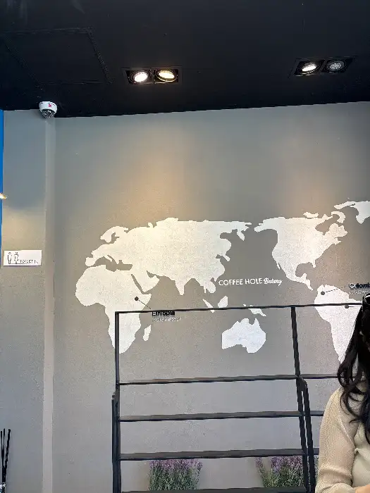 벽면에 그려진 세계 지도