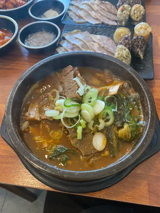 푸짐한 수육과 국물
