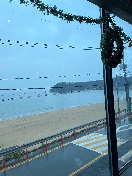 창밖으로 보이는 바다 풍경