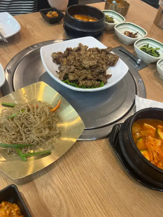 서당골쌈밥구이 창동점의 다양한 밑반찬과 메인 메뉴