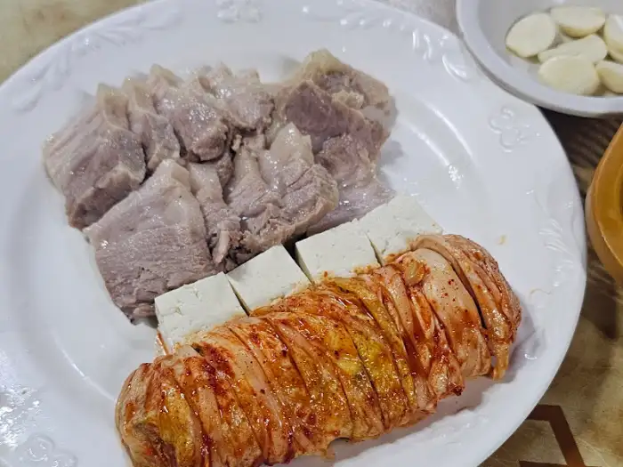 보쌈, 김치, 두부가 함께 나오는 삼합