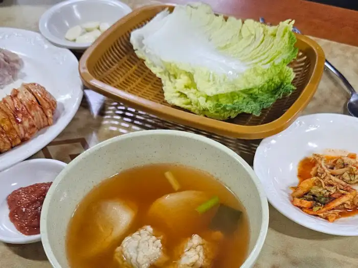 기본 찬으로 나온 이리탕, 콩비지, 배추