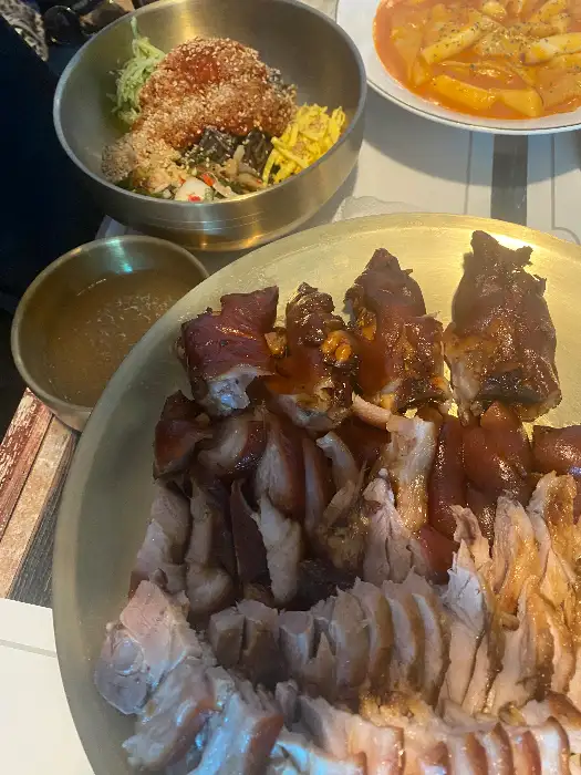다채로운 족발 메뉴와 비빔 막국수