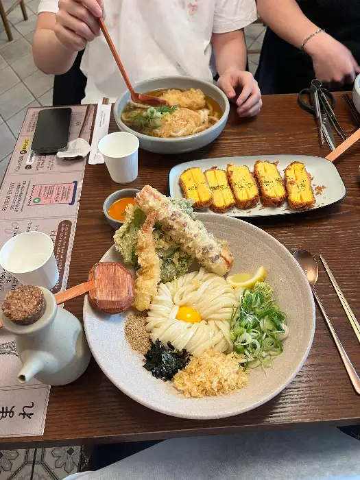 여러 가지 메뉴를 함께 즐기는 모습