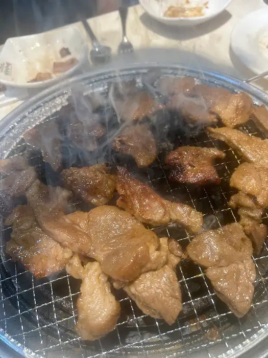 숯불 위에서 익어가는 돼지갈비