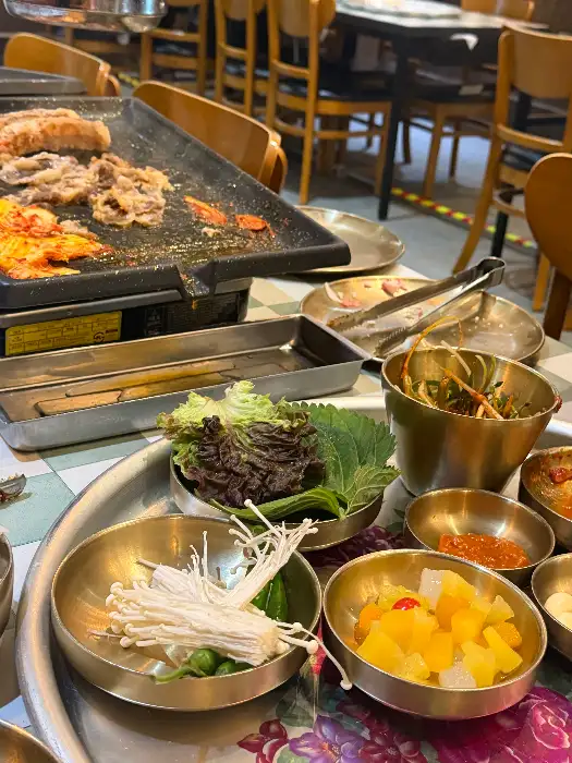 쌈 채소와 곁들임 재료들